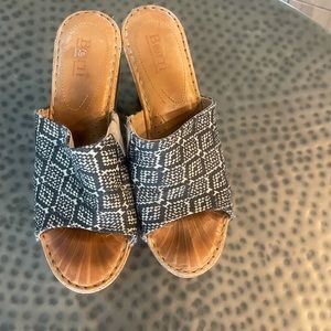 Women’s black& tan slip on wedges size 7